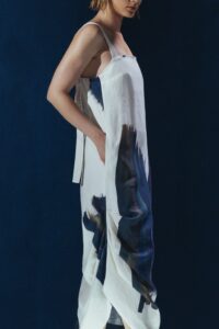 Vestido 100% linho com pregas laterais e alças ajustáveis. Sofisticação leve com estampa exclusiva Deep Blue.