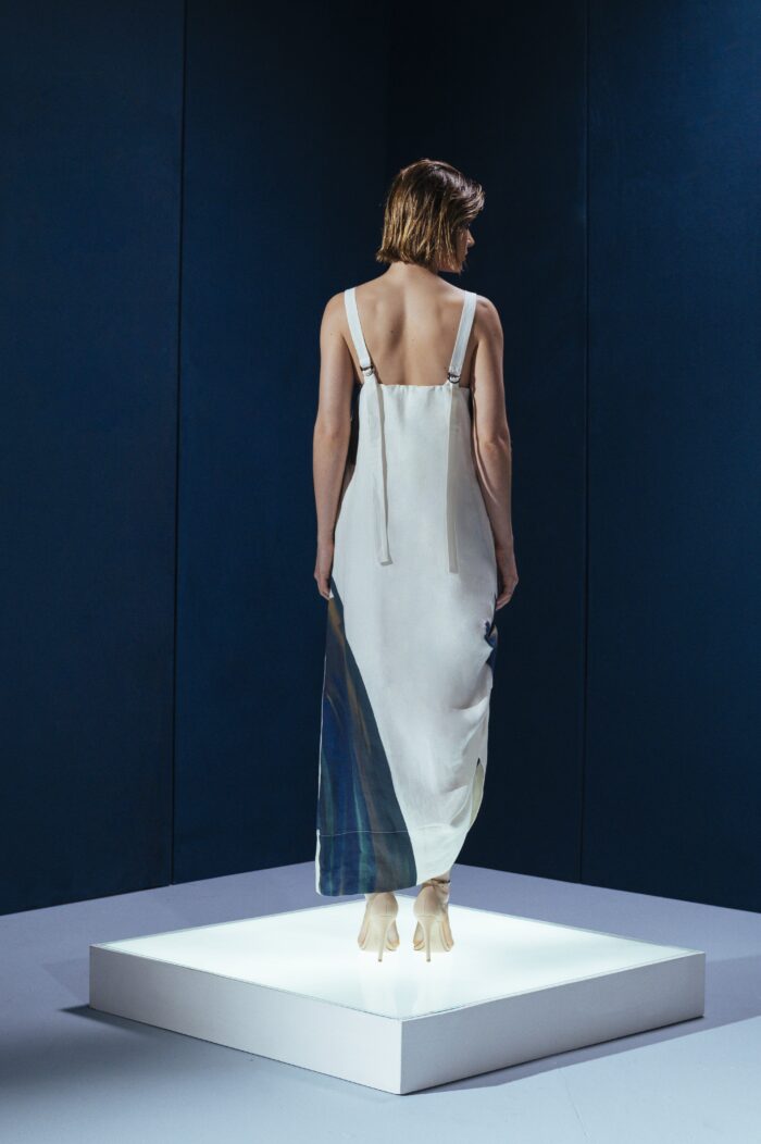 Vestido 100% linho com pregas laterais e alças ajustáveis. Sofisticação leve com estampa exclusiva Deep Blue.