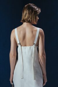 Vestido 100% linho com pregas laterais e alças ajustáveis. Sofisticação leve com estampa exclusiva Deep Blue.