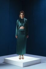 Blusa de seda com gola laço e modelagem versátil. Pode ser usada solta ou com amarração interna nas costas, unindo sofisticação e originalidade.