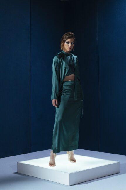 Blusa de seda com gola laço e modelagem versátil. Pode ser usada solta ou com amarração interna nas costas, unindo sofisticação e originalidade.