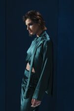 Blusa de seda com gola laço e modelagem versátil. Pode ser usada solta ou com amarração interna nas costas, unindo sofisticação e originalidade.