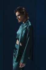 Blusa de seda com gola laço e modelagem versátil. Pode ser usada solta ou com amarração interna nas costas, unindo sofisticação e originalidade.