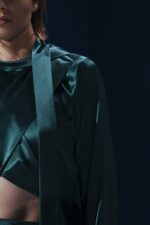 Blusa de seda com gola laço e modelagem versátil. Pode ser usada solta ou com amarração interna nas costas, unindo sofisticação e originalidade.