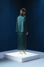 Blusa de seda com gola laço e modelagem versátil. Pode ser usada solta ou com amarração interna nas costas, unindo sofisticação e originalidade.