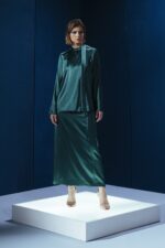 Blusa de seda com gola laço e modelagem versátil. Pode ser usada solta ou com amarração interna nas costas, unindo sofisticação e originalidade.