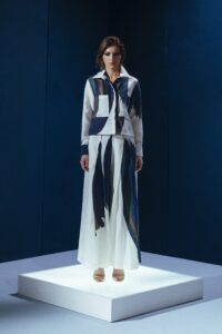 Pantacourt estampada com cós elástico nas costas. Conforto e sofisticação na exclusiva estampa Deep Blue da Aline Rocha.