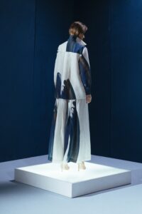 Pantacourt estampada com cós elástico nas costas. Conforto e sofisticação na exclusiva estampa Deep Blue da Aline Rocha.