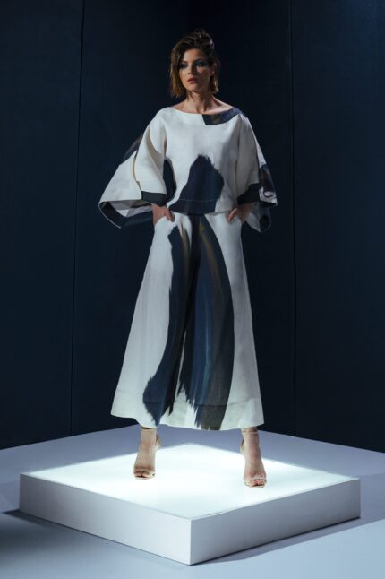 Pantacourt estampada com cós elástico nas costas. Conforto e sofisticação na exclusiva estampa Deep Blue da Aline Rocha.