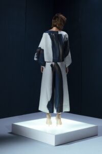 Pantacourt estampada com cós elástico nas costas. Conforto e sofisticação na exclusiva estampa Deep Blue da Aline Rocha.